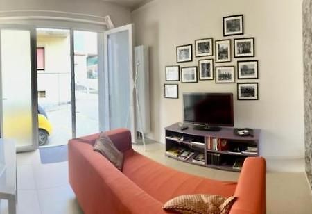 Piccolo Loft In Centro Asti Apartment Exterior foto